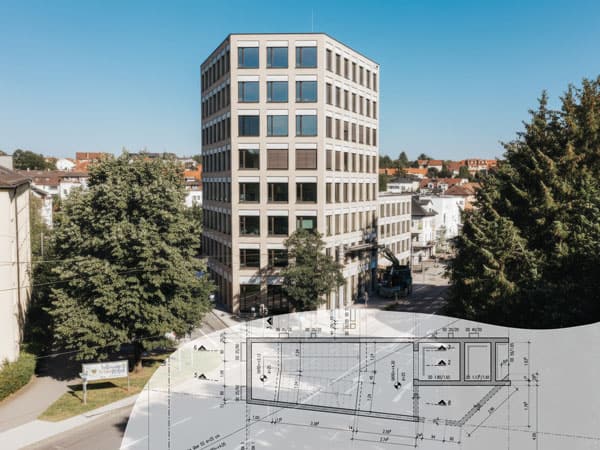 Kompozitni vizual poslovnog kompleksa Acht Zwei Vier u Salzburgu, s kombinacijom fotografije gotove zgrade i građevinskog nacrta (verzija za carousel)